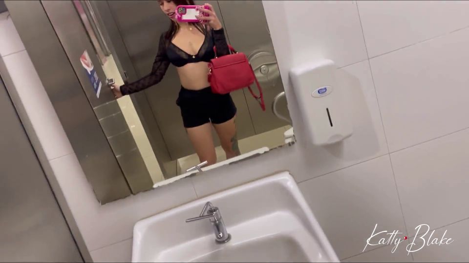 First TINDER Date Ends In PUBLIC FUCK At The Caracoli Shopping Center.