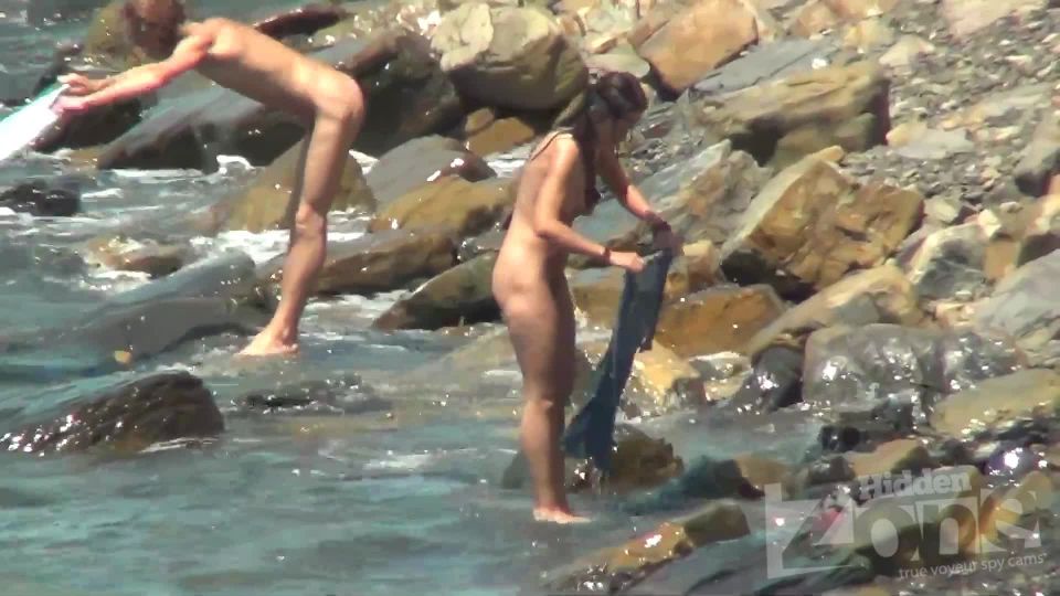 Voyeur 11258-Nudists bathe