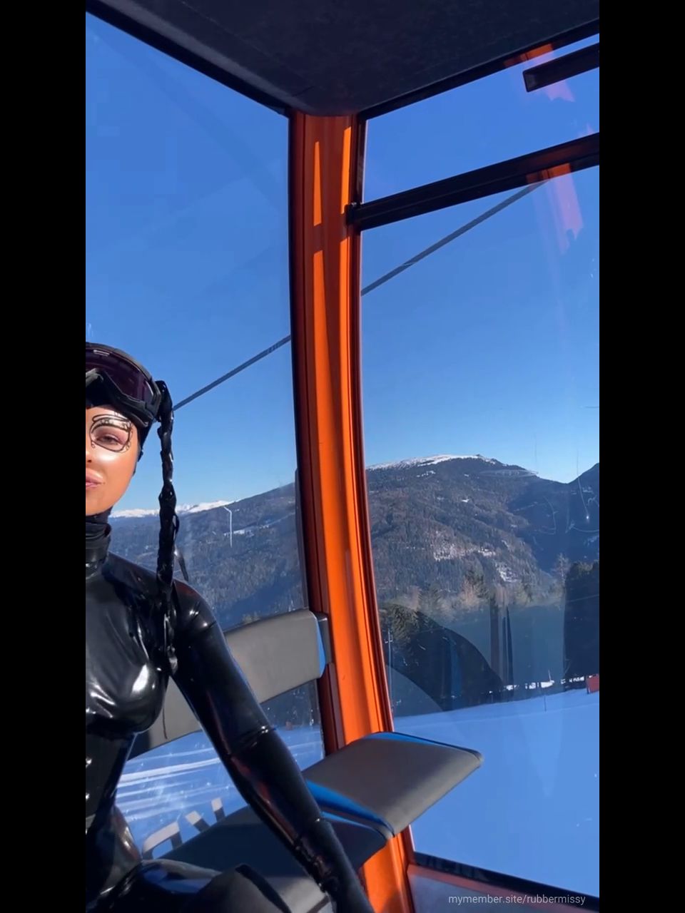 Rubbermissy - Snowboarding in latex.