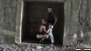 Cum Swallow Scopata tra i binari si fa una grande bevuta di sborra-5