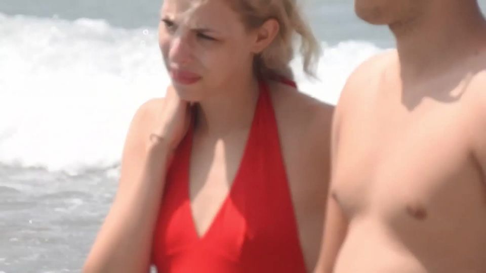 Blonde's hot pussy bulge in swimsuit