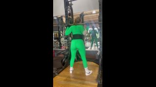 Brookie Little - brookielittle33 () Brookielittle - squats and more squats in my tight green leggings 30-05-2022-3