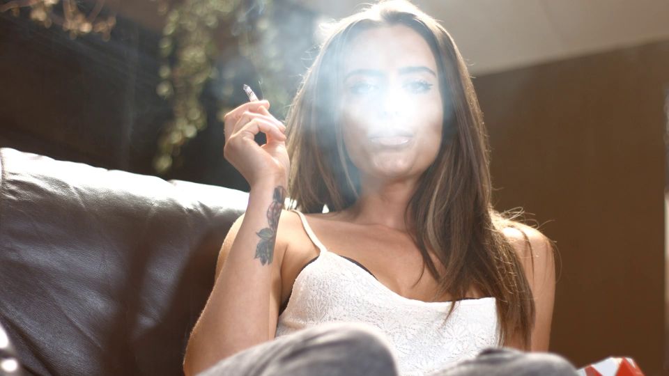Smoking Saraharnold2014sm1.