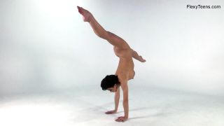 Liza Raykina - Naked Gymnast - FlexyTeens-3