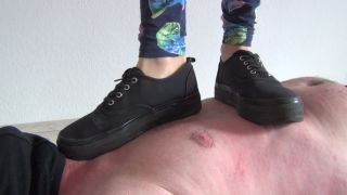 Smelly feet – Mistress Loren trampling-9