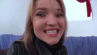 Sie zieht sich wegen geld  german in german solo porn by faphouse.-1