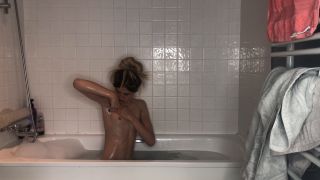 RhiannonRyder1995 - shaving and fucking her self in the tub-4