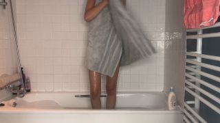 RhiannonRyder1995 - shaving and fucking her self in the tub-9