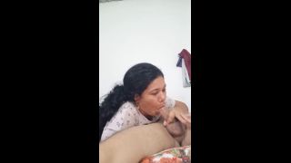 Hermosa chica mamando delicioso-0