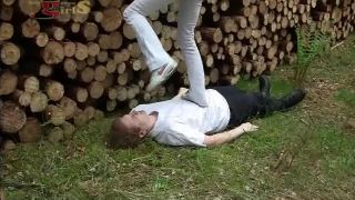 Dangerous Girls - Sneaker Torture Im Wald ballbusting -3