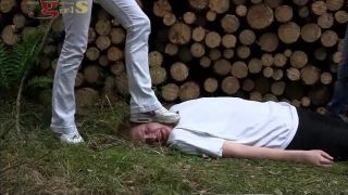 Dangerous Girls - Sneaker Torture Im Wald ballbusting -9