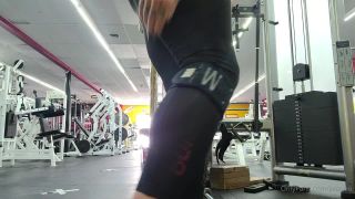 MuscleGeisha () Musclegeisha - thick heavy and bubbly belt squat wasnt so much the weight but the full depth without 11-02-2021-4