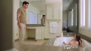 Rebel Lynn Stepsister Gives Stepbro Bathtub BJ (Amateur porn)-3