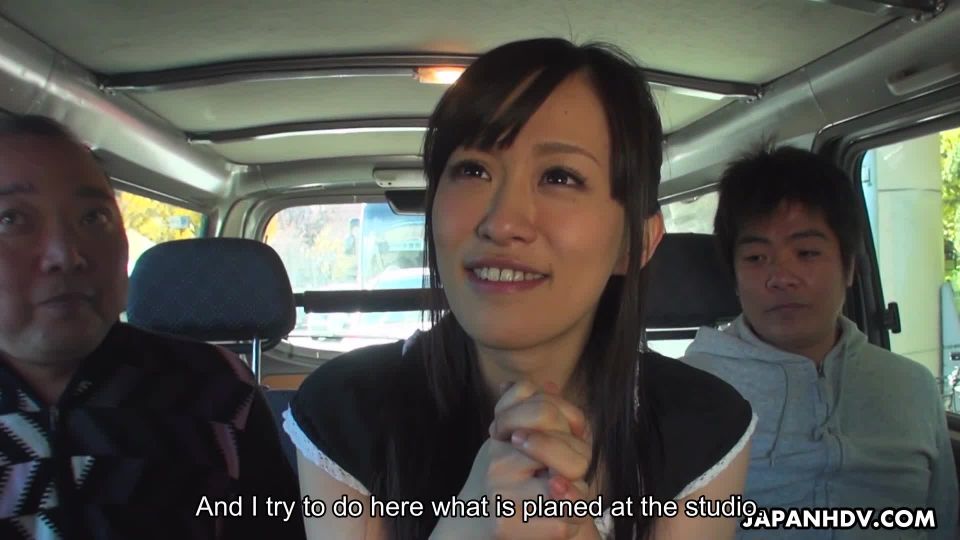 Newcomer Yui Kyouno has a fun day in the van giving handjobs to men Asian