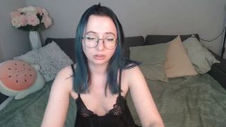 Webcam Solo Showdown: Girls' Most Seductive Poses Revealed-3