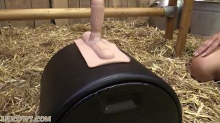 7454 Lara Tinelli squirting HuCow- 01-2