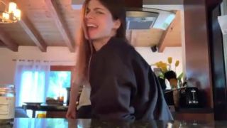 Alexandra daddario on Passing stranger you do not know-3