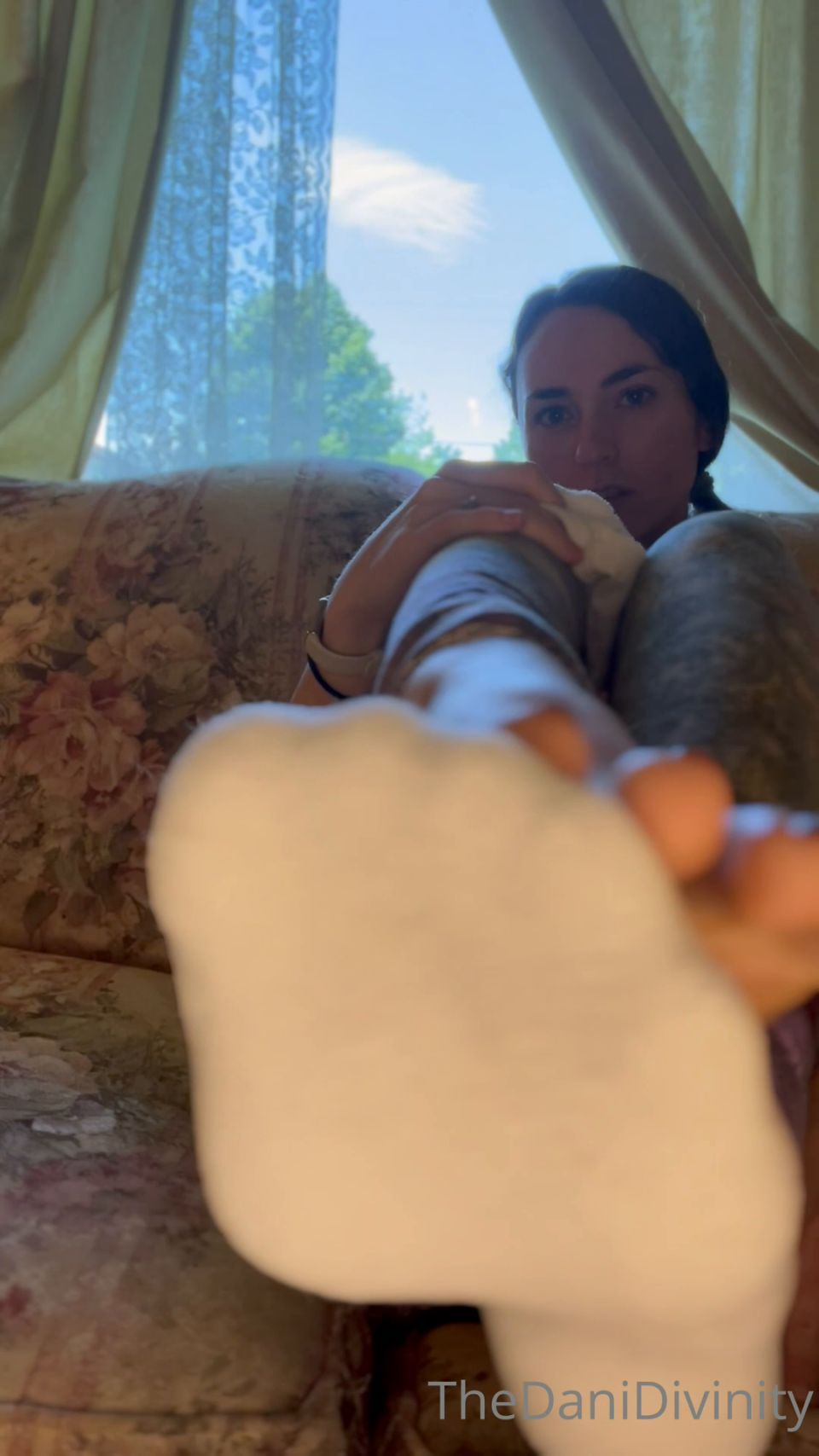 [K2S.CLUB] Dani Divinity - ASMR Sock Peeling Foot Worship Armpit Worship I just got back from a run and put sub - FullHD 1080P