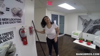 Cleaning Lady Gives Good Head Download Porn Videos in Go...-0